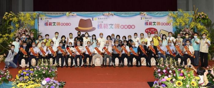 喜迎父親節黃敏惠市長表揚25位模範父親
