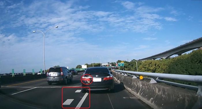 高速公路行駛路肩駛入減速車道時 記得打方向燈!