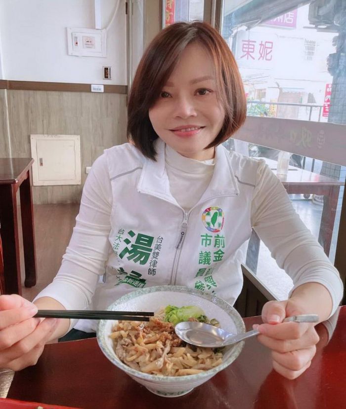 湯詠瑜向大家介紹 古早味炭火「芳德豬肉冬粉」