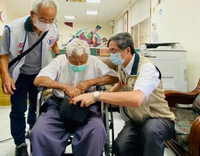屏東縣榮服處護送105歲爺爺入住高雄榮家