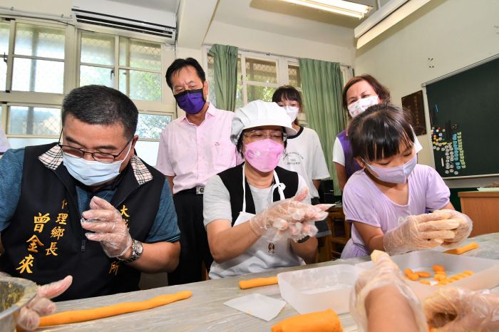 彰化西港國小食在兒樂暑期營隊 縣長王惠美和小朋友一起手作地瓜圓