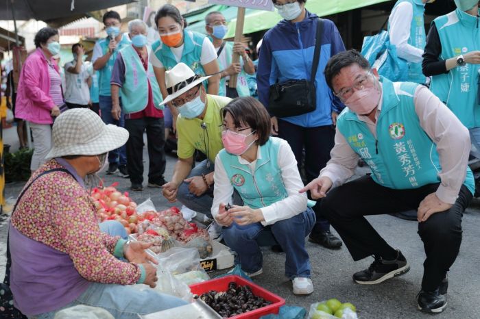 民進黨彰化縣長參選人黃秀芳「母雞帶小雞」掃街 憶兒時削荸薺過往