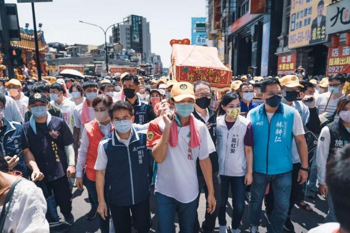 竹塹中元城隍祭「城隍出巡、奉旨賑孤」吸引上百位信眾參與