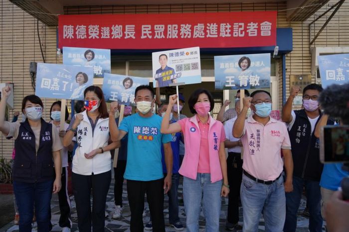 國民黨嘉義縣長參選人王育敏市場掃街拜票