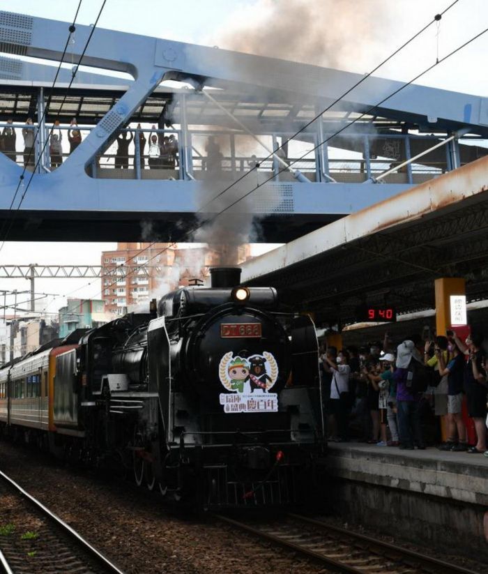 彰化扇庫百年慶 國王蒸汽老火車首梯遊程鳴笛啟動吸引鐵道迷搶拍