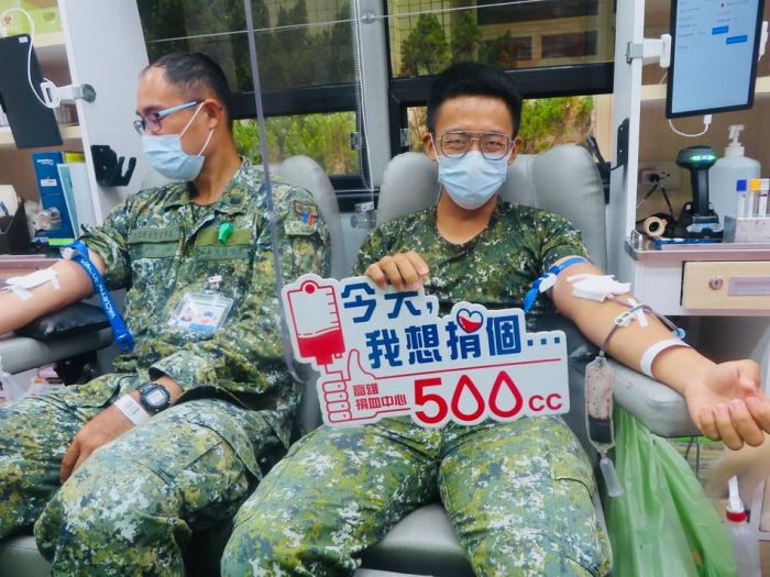 馬公捐血車進駐營區 官兵踴躍挽袖捐熱血