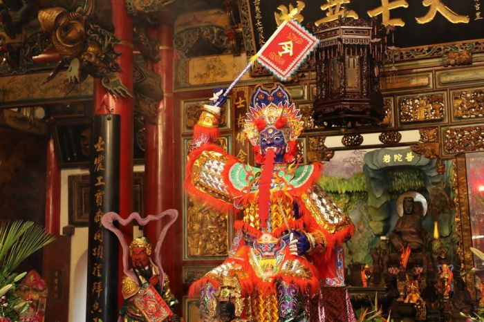民雄大士爺祭紙糊神尊開光 嘉縣長藍綠參選人首度同場