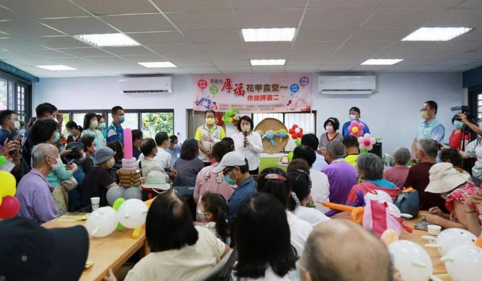 嘉市厚福花甲食堂揭牌 黃敏惠市長化身大廚上菜