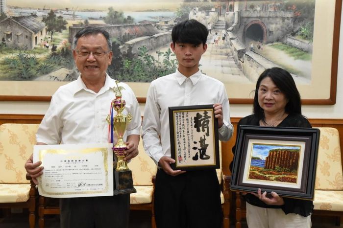 馬公高中吳明翰榮獲台灣首獎音樂大賽 賴峰偉接見表揚