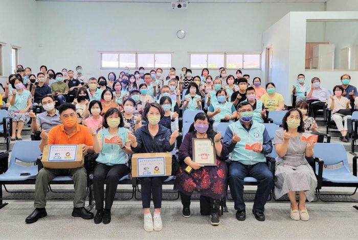 嘉市召開國中小幼兒園防疫工作會議 全一水電捐贈快篩試劑