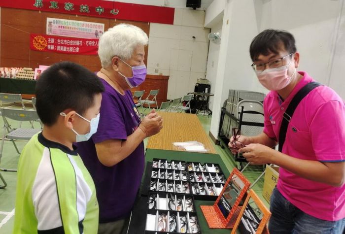 屏東家扶自立青年李清聖  集愛免費為家扶成員配眼鏡