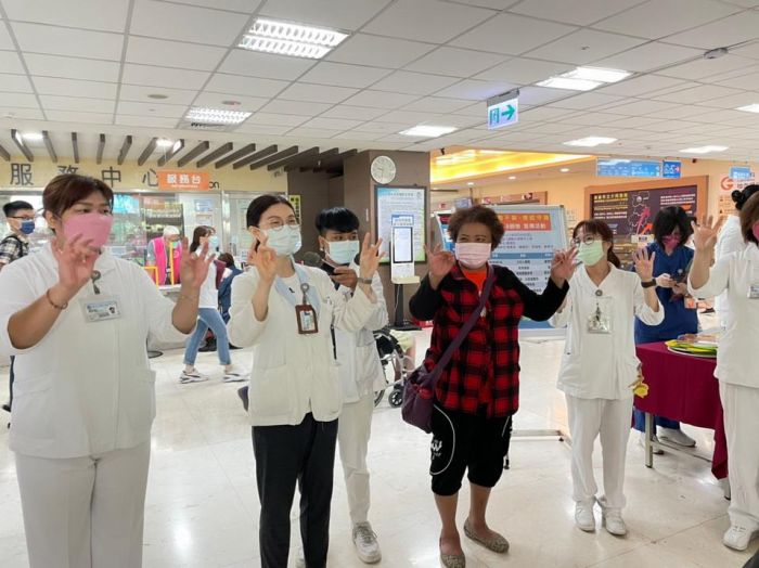 「AD-8失智症狀篩檢」大同醫院護理團隊無微不「智」「憶」起守護