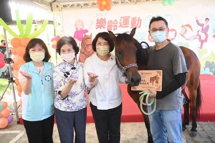 嘉市樂齡運動促健康 馬兒陪伴不孤單 長輩體驗馬術運動樂趣
