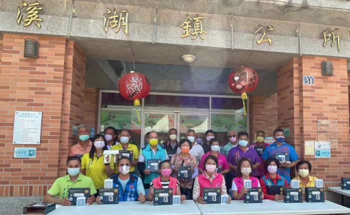 溪湖鎮公所獲贈抗疫物資 血氧機供借用、酒精噴霧槍分發各社區