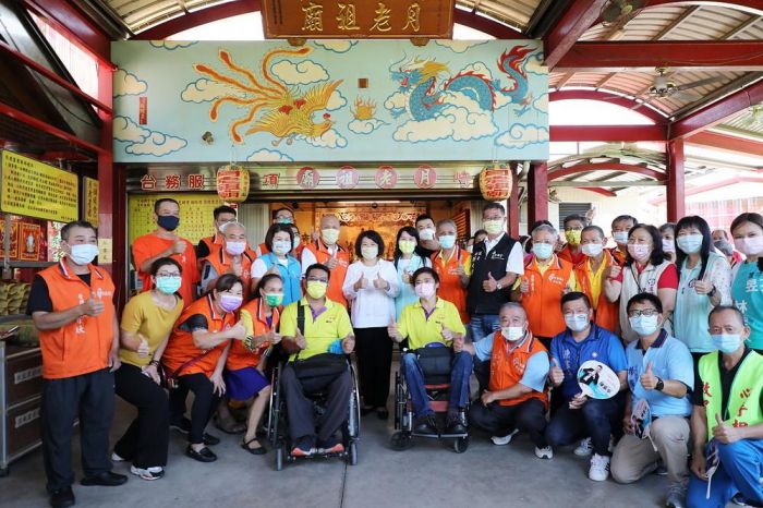 黃敏惠市長贈匾給大福興宮祈求護佑市民、國泰民安