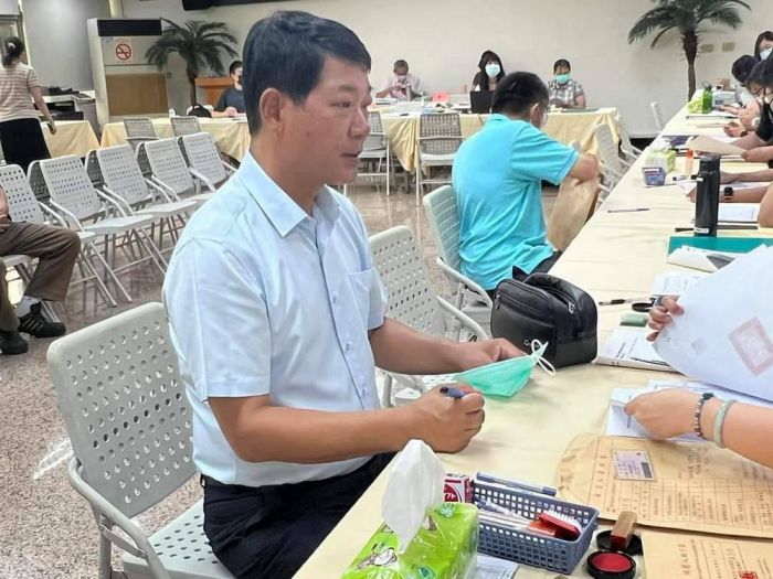 農民代言人 高雄市議員參選人朱信強至選委會辦理登記