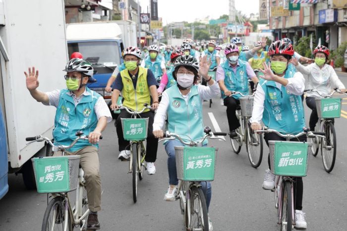 民進黨彰化縣長參選人黃秀芳騎單車登記參選 提出三大施政主軸