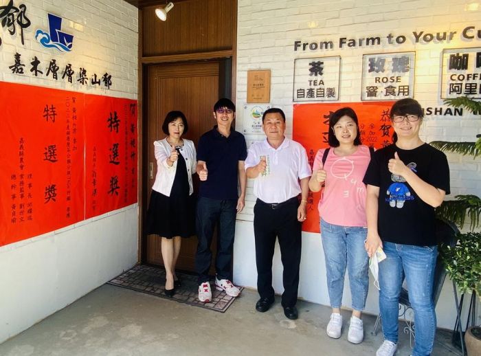 番路鄉農會總幹事趙幸芳 為獲獎青農黃昶升張貼紅榜道賀