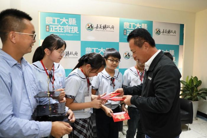 翁縣長頒發獎金 鼓勵第62屆全國科展獲奬學校及學生