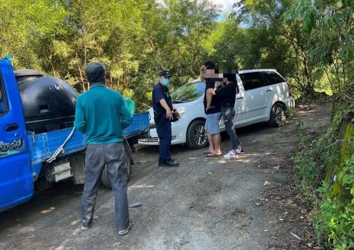 枋警協助迷途車輛排除危險安全離去