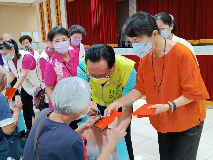 持續20年不輟 大通電子公司發放90位彰市獨居長者秋節慰問金