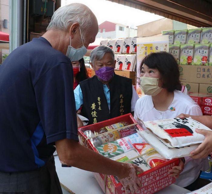 秋節送愛心 九華山地藏庵與嘉市府舉辦贊普品發放活動