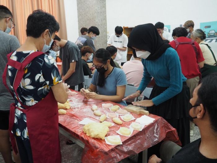 金門大學手作紅龜粿活動  外籍生和住宿生歡慶中秋