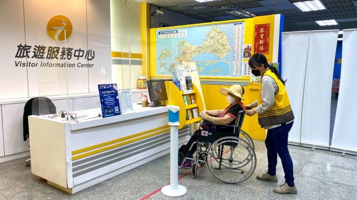 金門縣推動無障礙旅遊 機場旅服提供輔具免費借用
