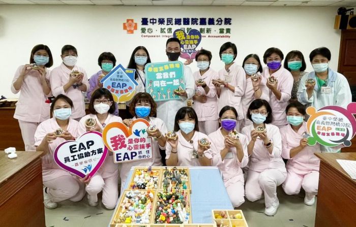 中榮嘉灣分院結合文創手作微觀公仔杯蓋調適醫護身心壓力