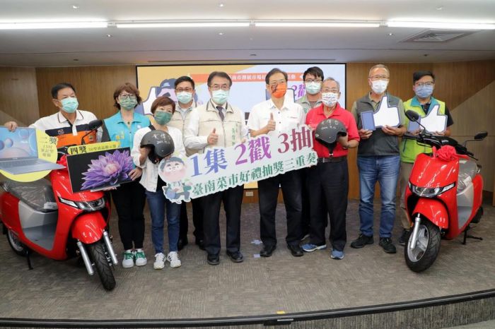 臺南菜市好禮三重奏 幸運兒頭獎電動車抱回家