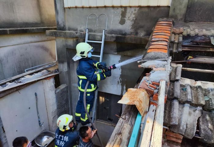 金門古厝屋簷冒煙  寧消城消前往搶救