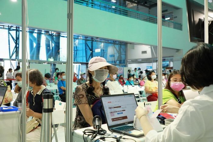 嘉義市購物節登錄破3億元 滿千送百兌換首日人潮湧現