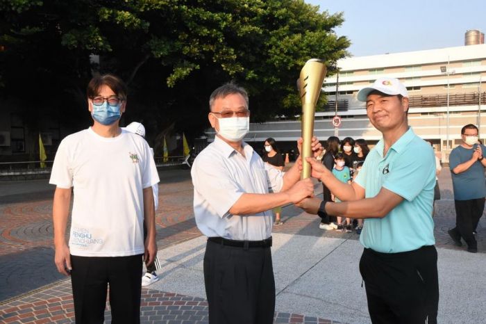 全民運動會聖火抵澎 賴峰偉點燃聖火期許締造佳績