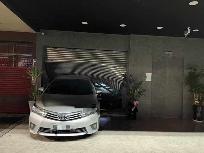 汽車倒車撞火鍋店  警查獲犯嫌依法究辦