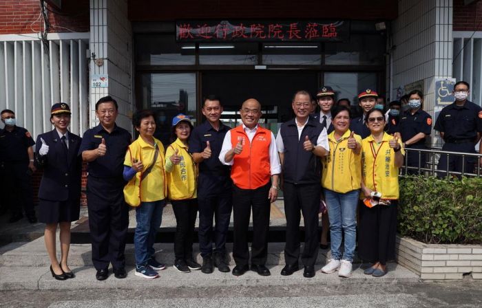 行政院長慰問執行「屏鵝公路纜線地下化暨種樹」交通疏導員警