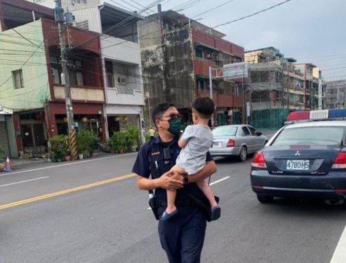 2歲男童迷途路邊大哭 東港警安撫協助其返家