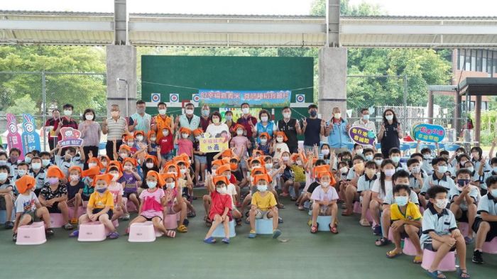 嘉市北園國小插秧種稻體驗82幸福嘉義米，尊師種稻我最行