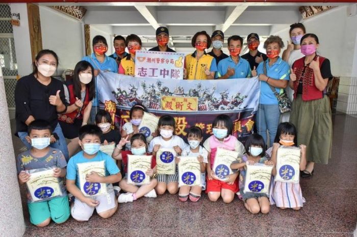 潮州警結合志工中隊捐贈「愛心米」關懷偏鄉國小