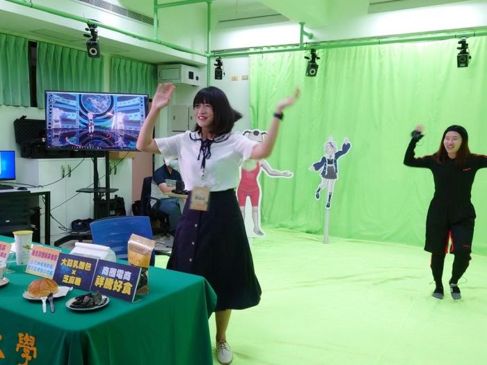 商圈產學數位轉型成果  鄭孟洳議員體驗Vtuber元宇宙對話