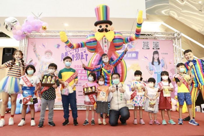 黃偉哲聯手小小推銷員行銷台南好物 歡迎大家來消費抽大獎