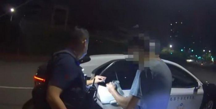 男深夜外出交通違規 遭警盤查一動作認栽