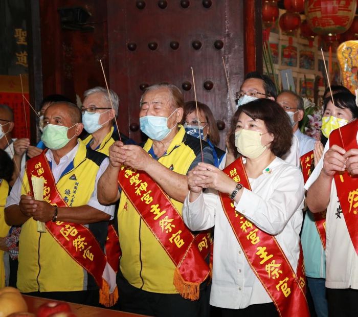 嘉市鎮南聖神宮 孔子聖像遶行市區護佑學子