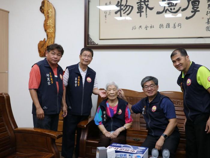 九九重陽節敬老傳善念嘉邑行善團致贈助聽器感謝行善教師