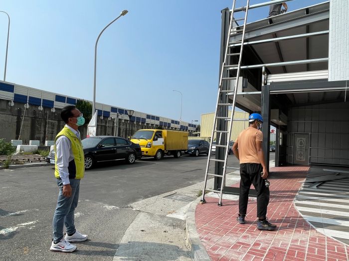 彰化市人行道上長出鐵皮車庫引爭議 屋主同意拆了