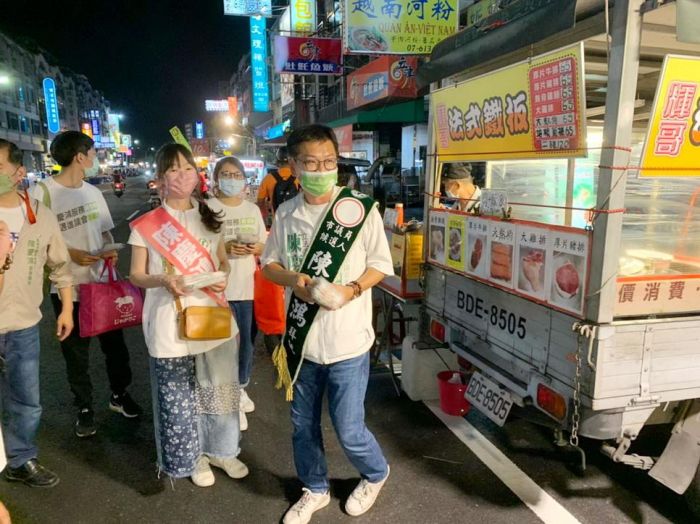 高雄市議員候選人陳慶鴻打出「牽手牌」夜市拜票