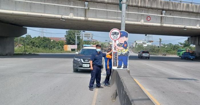 里港警分局超萌「Q版警察人形立牌」危險路口站崗、守護交通安全!