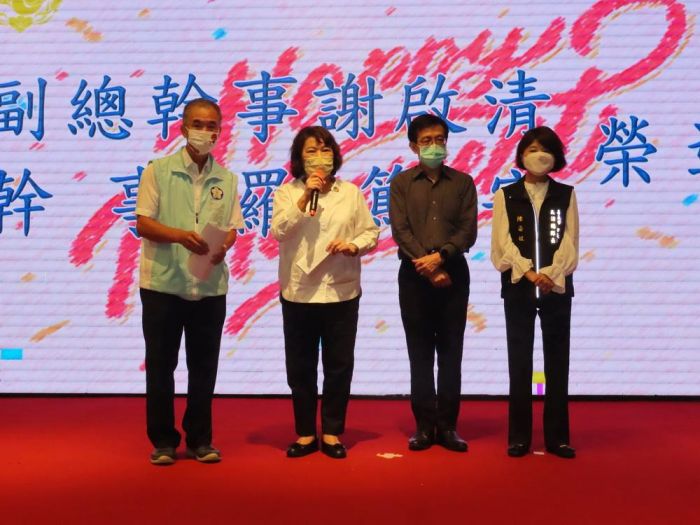 嘉義市長黃敏惠、義消總隊長陳姿妏表揚111年績優義消暨志工人員