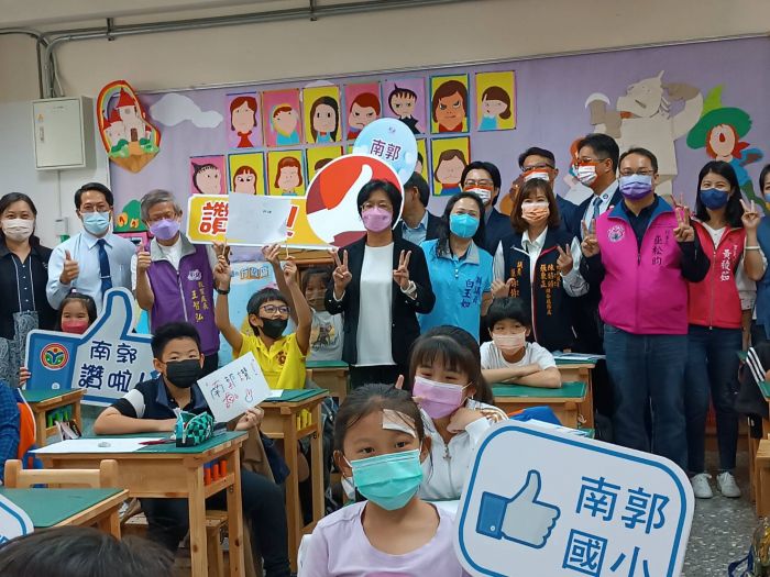 彰化縣中小學課桌椅汰舊換新 近2萬名學童受惠