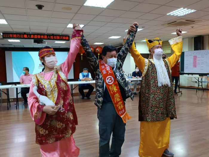 土地公現身成焦點 溪湖鎮里長抽籤陳慶霖請來神明加持、傳達保護廟產訴求
