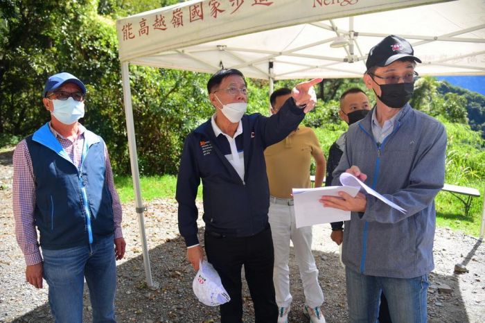 南投縣長林明溱視察屯原產業道路改善情形